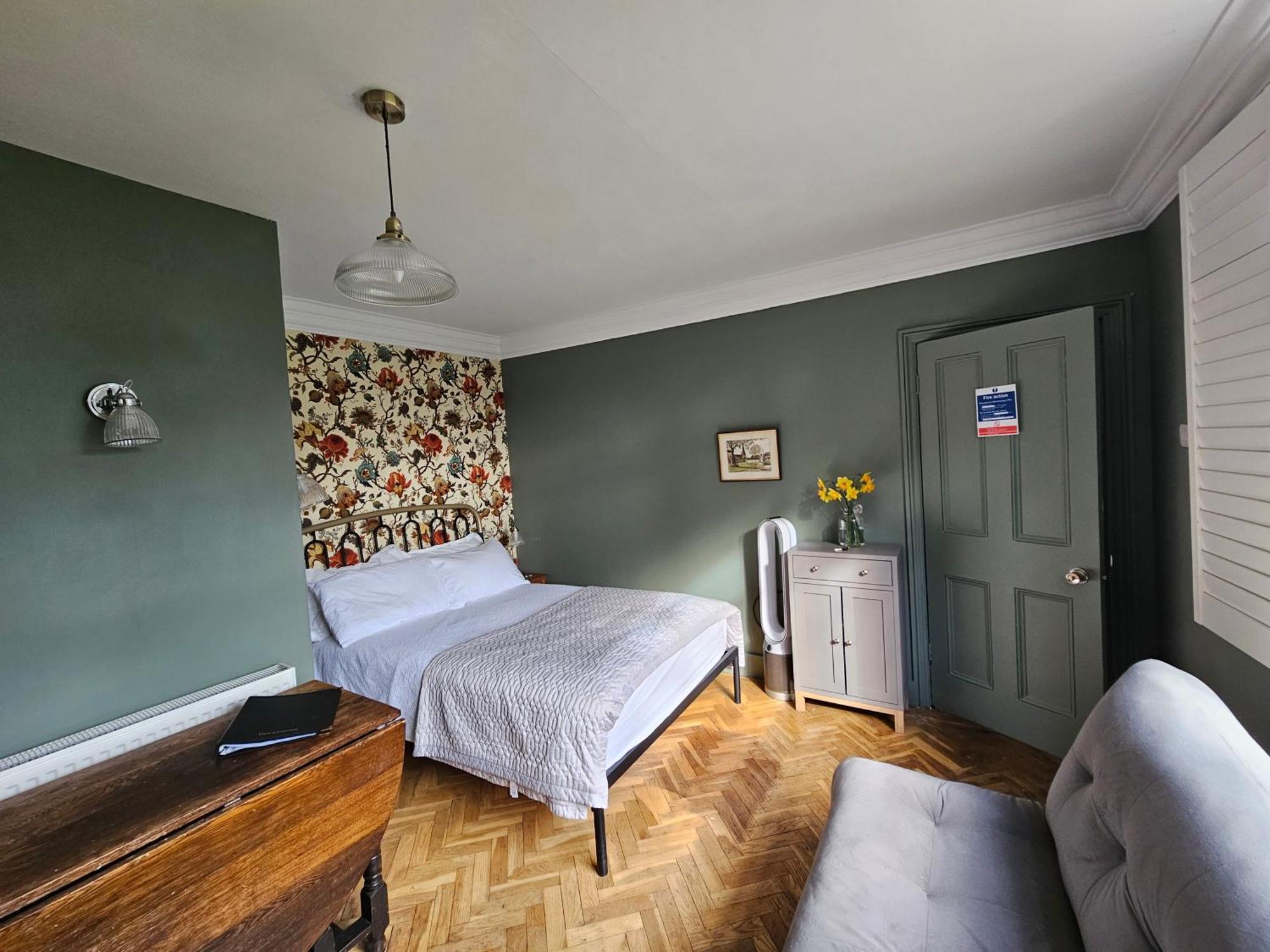 The Lodge Stanwell Extérieur photo