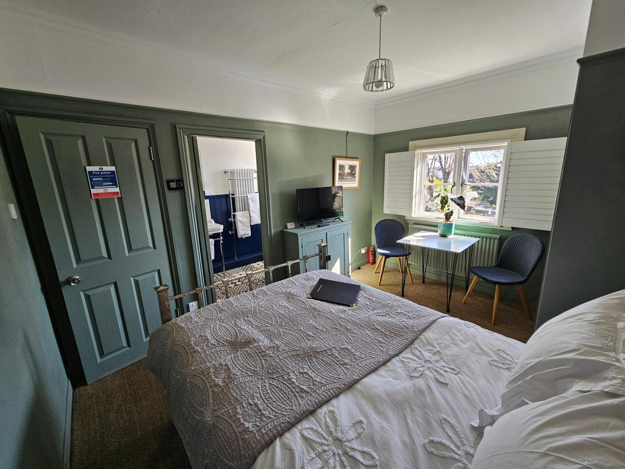 The Lodge Stanwell Extérieur photo